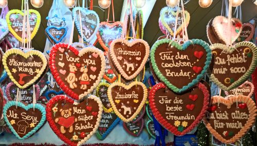 Christmas market gingerbread hearts - photography by Alicia Underlee Nelson