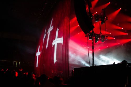 Shebuki curtain prior to Slayer's set - photograph by Sabrina Hornung